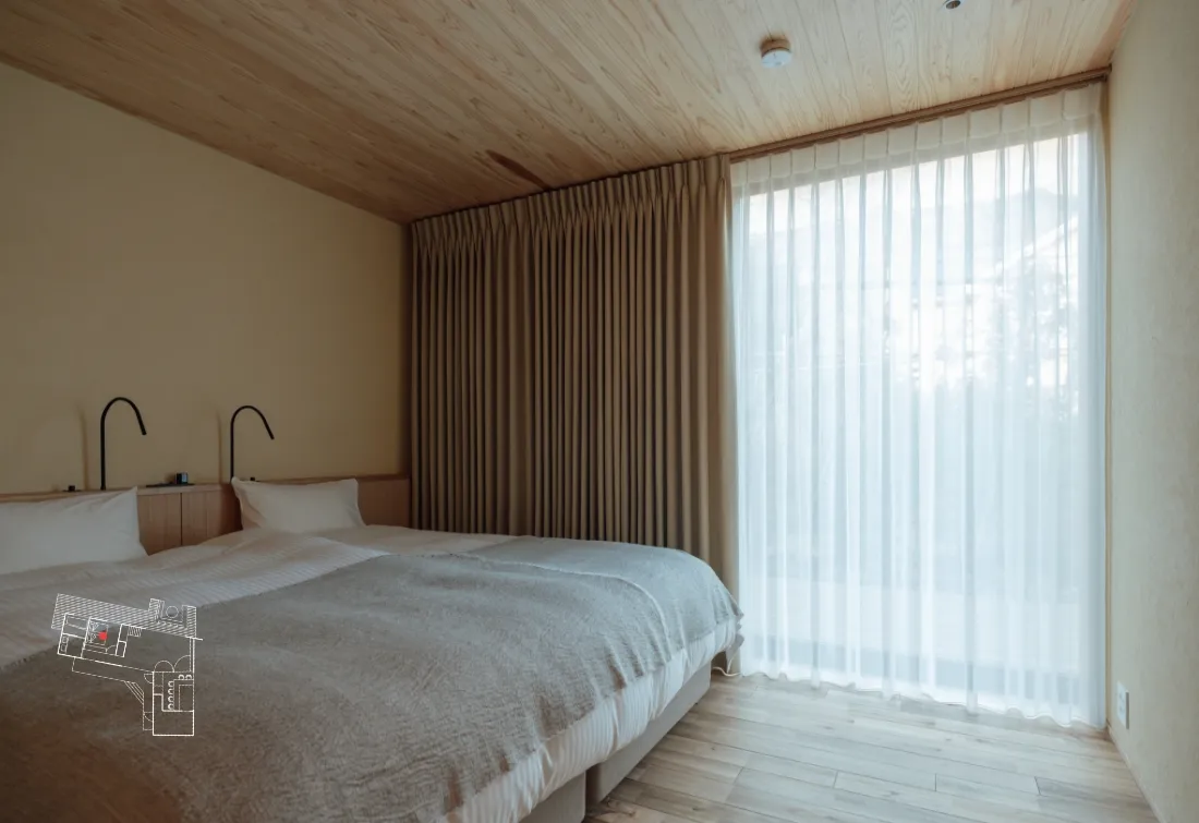 1階ベッドルームはシンプルな洋室。ベッドスローは「Watanabe Textile」