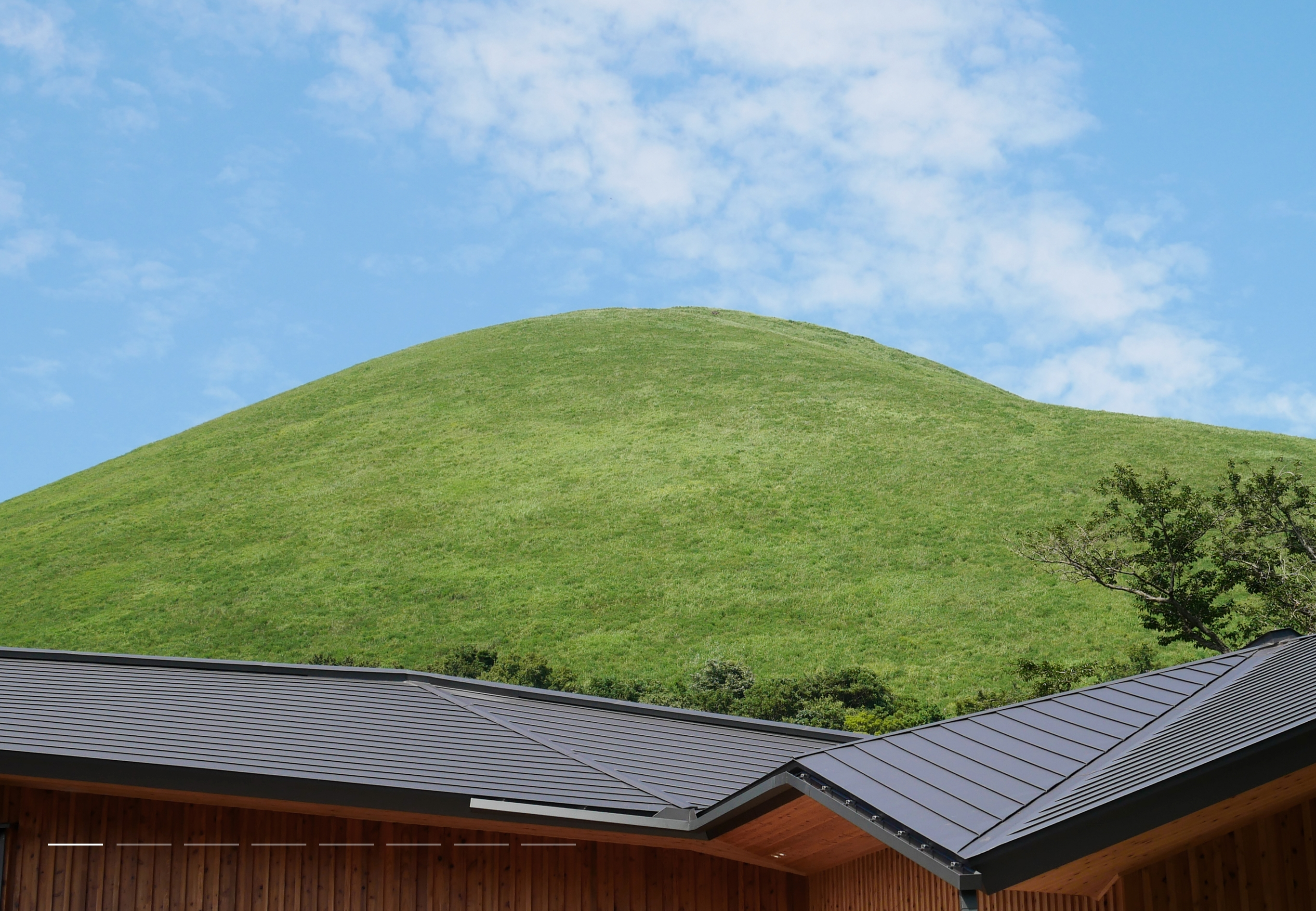 ホテルの正面には大室山を望む