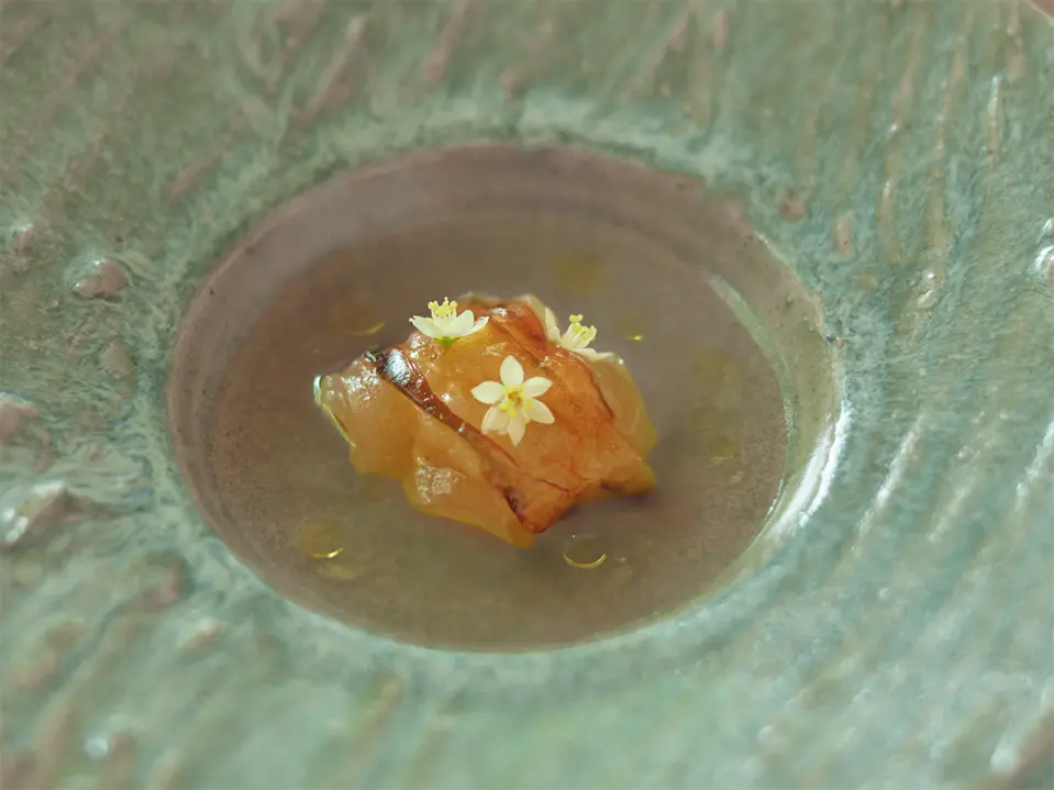 The chef, who has lived in Europe for a long time, also incorporates the essence of Japanese cuisine.