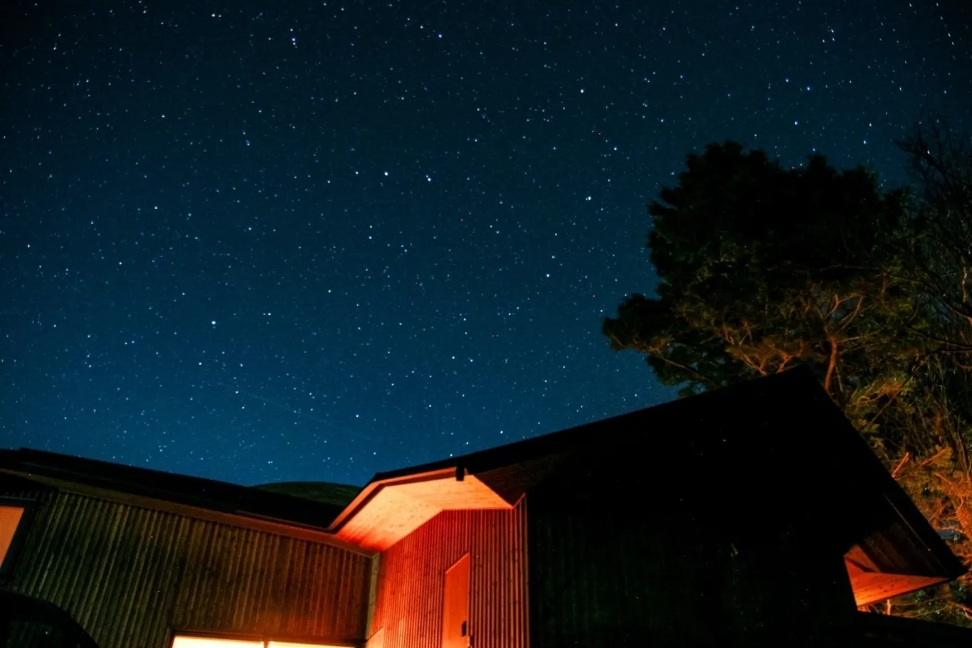 夜にはテラスから満点の星空を眺める