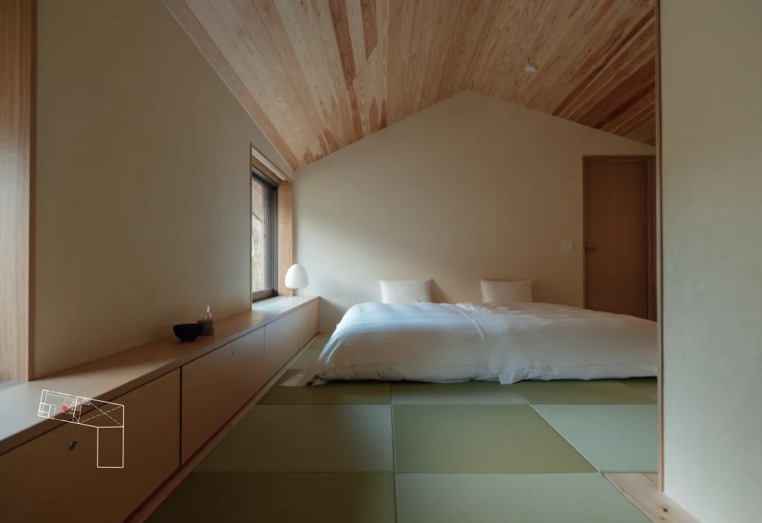 Soft sunlight shines in the Japanese-style bedroom on the second floor.