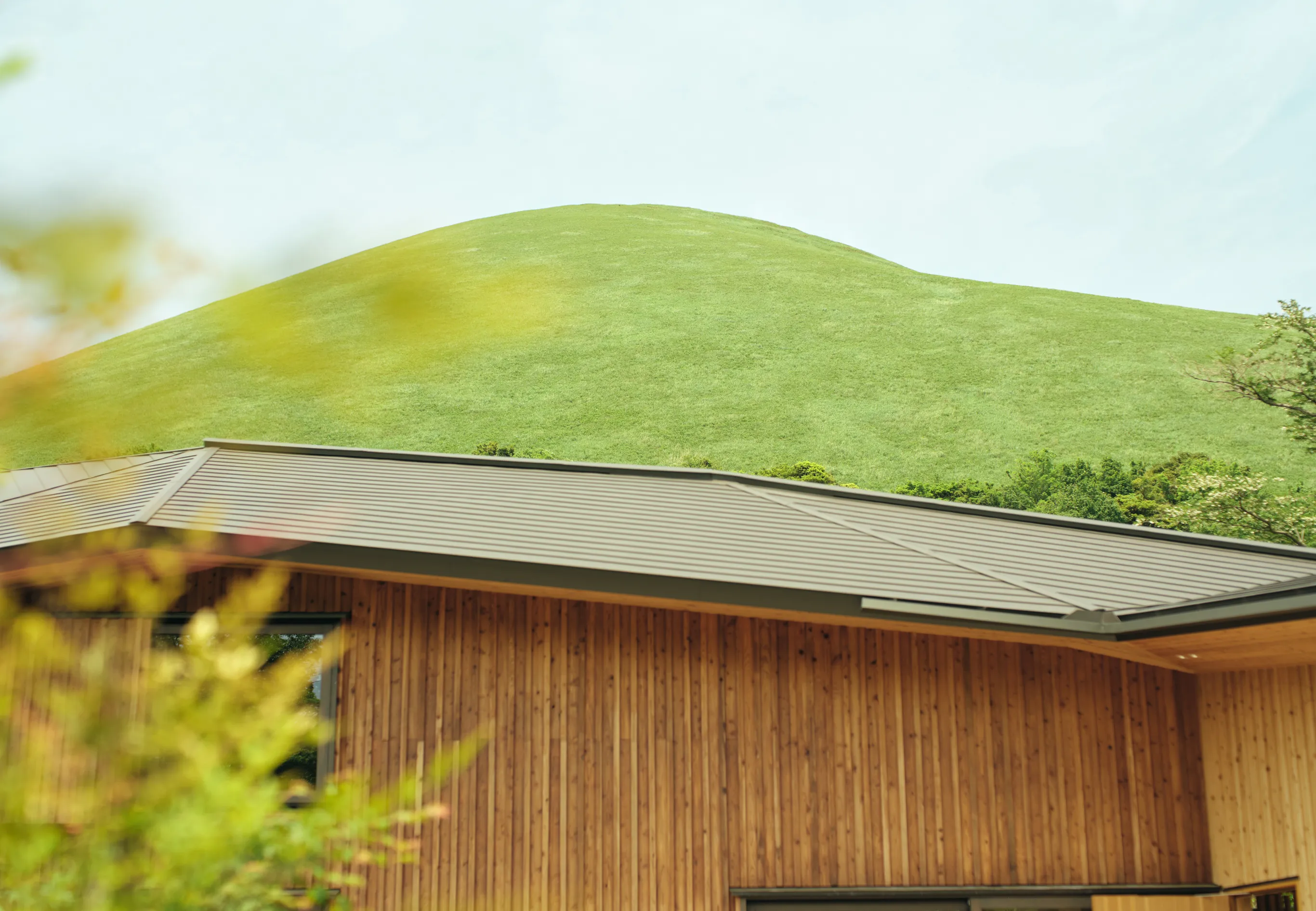 Omuro in front of the hotel