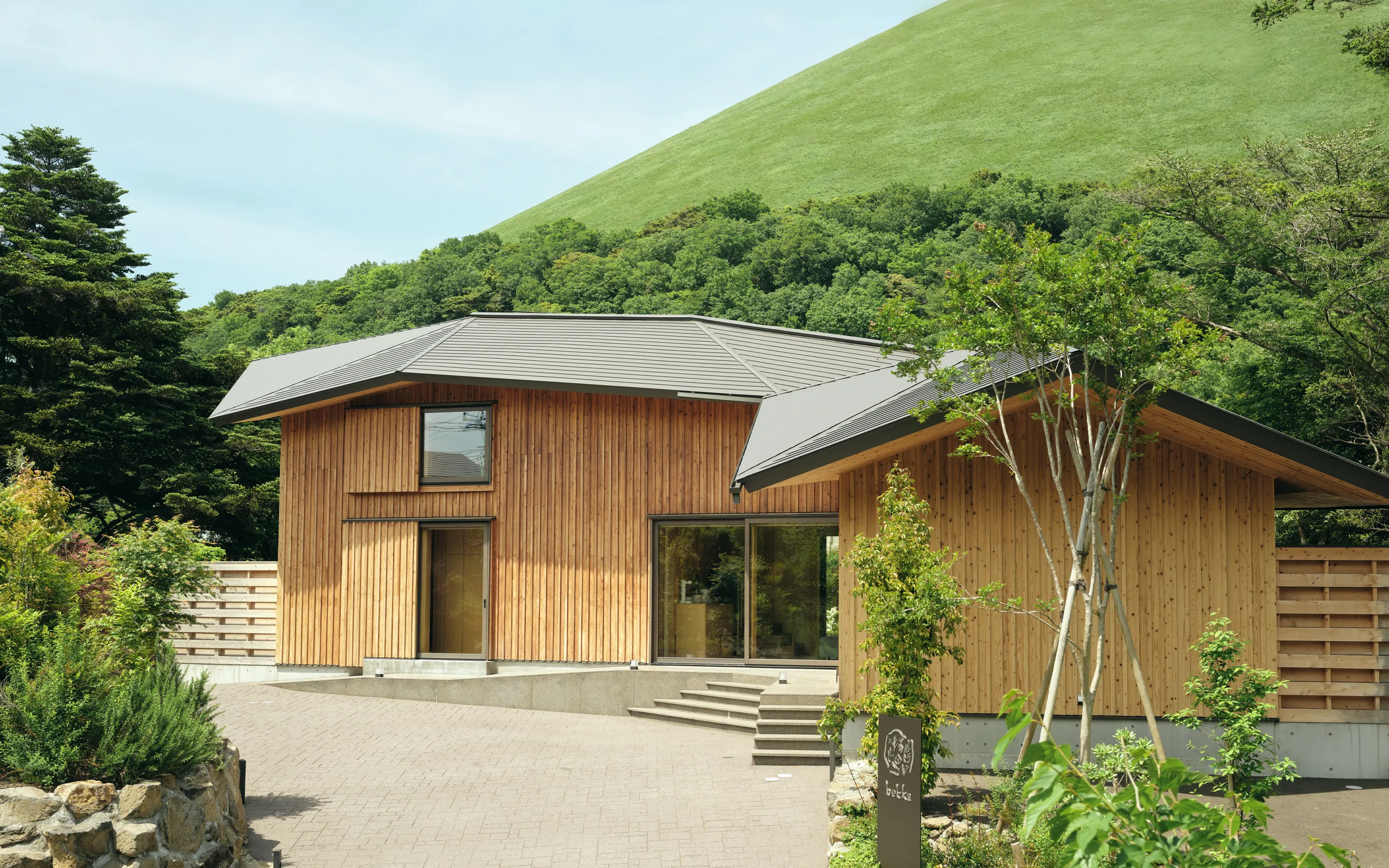 Hotel view, limited to one couple per day. Omuro in front of the hotel.